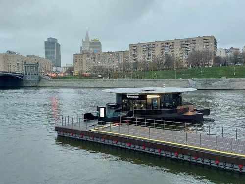 最新の企業 ソリューションについて モスクワの新しいエコ船のピースは,情報パネルとして私たちの屋外IP65床の立体トーテムとインストールされました