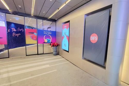 最新の企業 ソリューションについて 86インチ広告シグナル 香港の免税店に設置