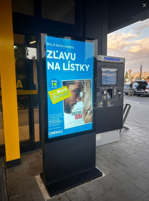 最新の企業 ソリューションについて ウィーン店で55インチ 扇風機のない屋外キオスクを設置