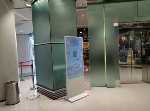 最新の企業 ソリューションについて Fionexxの55インチの垂直デジタルサイネージ広告画面