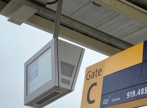 最新の企業 ソリューションについて ロンドンにある「スマートバス停ディスプレイ」